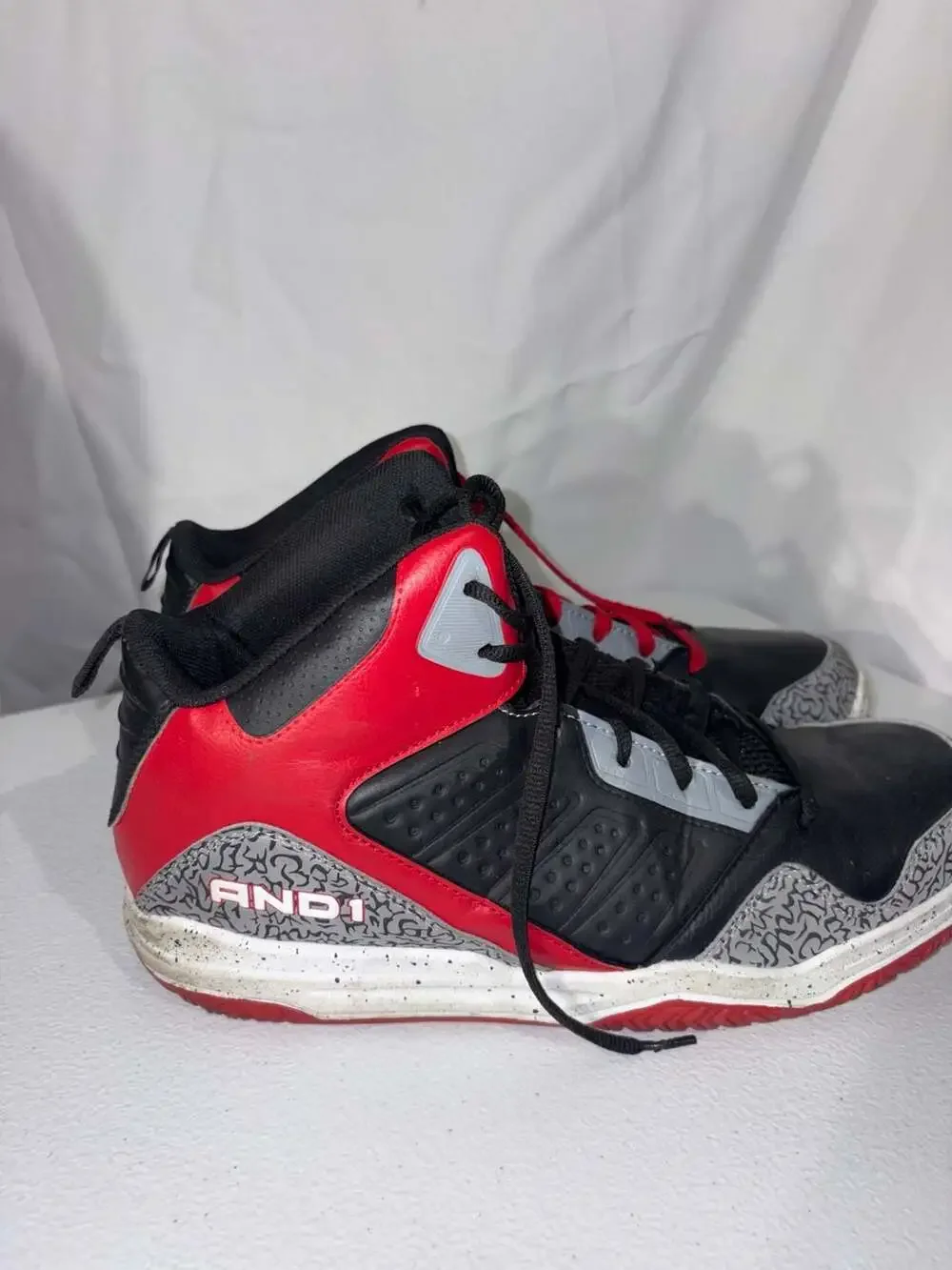 AND1 Capital 3.0 Men's Basketball Sneakers, Black/Red with Elephant Print Detail